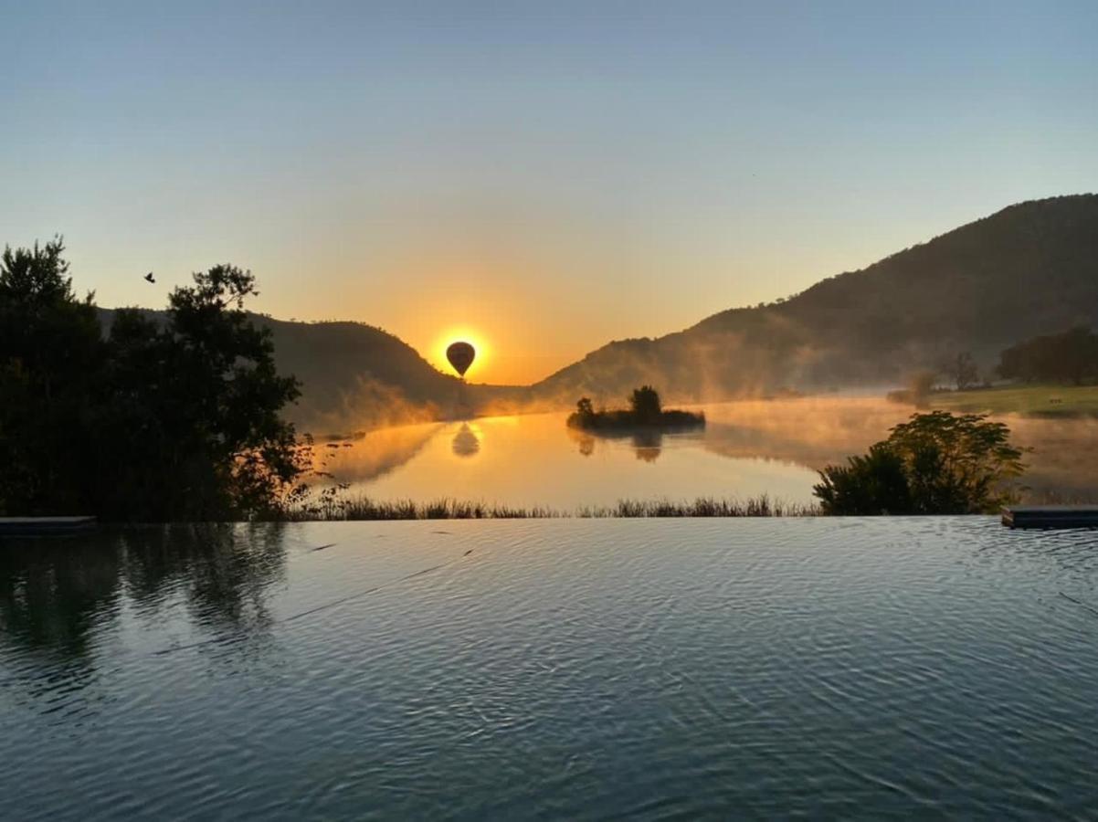 Kloofzicht Lodge & Spa Krugersdorp Eksteriør bilde Sunrise over the lake
