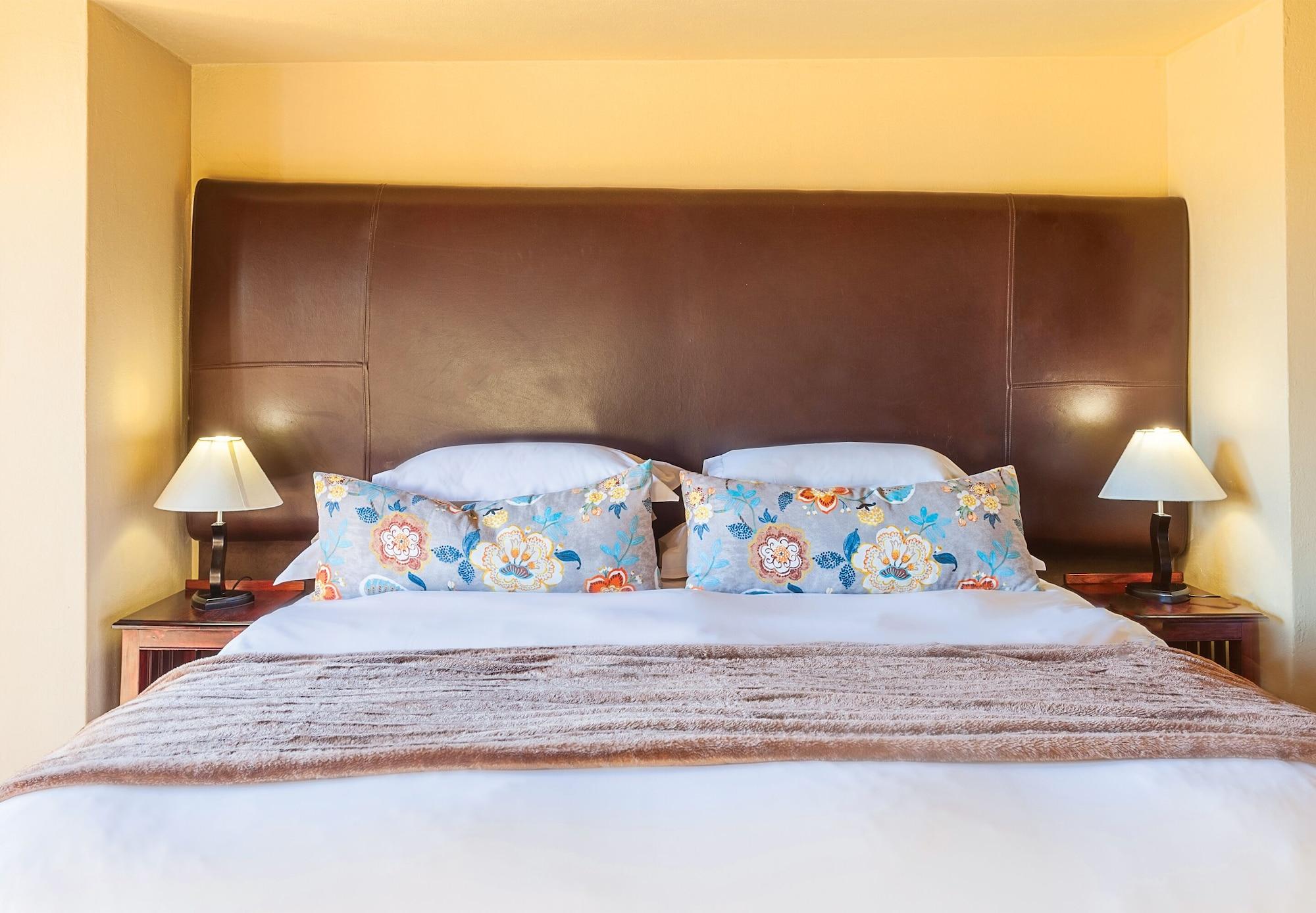 Kloofzicht Lodge & Spa Krugersdorp Eksteriør bilde A bed with a headboard
