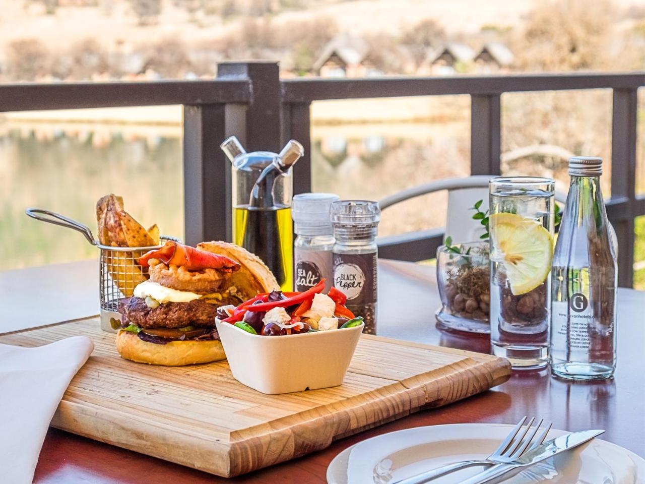 Kloofzicht Lodge & Spa Krugersdorp Eksteriør bilde A meal at the restaurant
