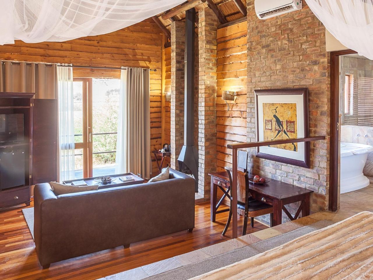 Kloofzicht Lodge & Spa Krugersdorp Eksteriør bilde Interior of a suite at the lodge